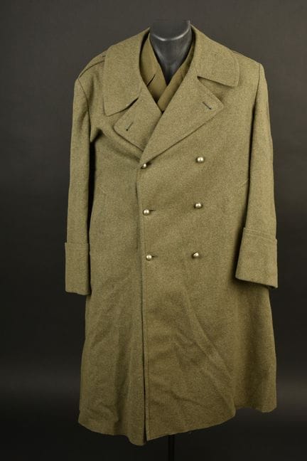 埃米尔·马尔谢（Emile Marchais）的后勤军官制服。采用卡其色加巴丁面料，所有后勤军官的纽