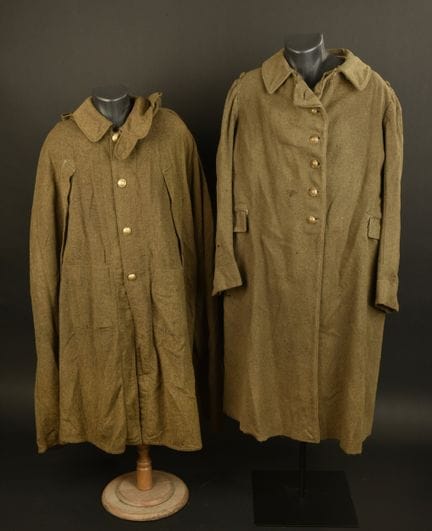 Ensemble d uniformes. Comprenant un manteau a capu