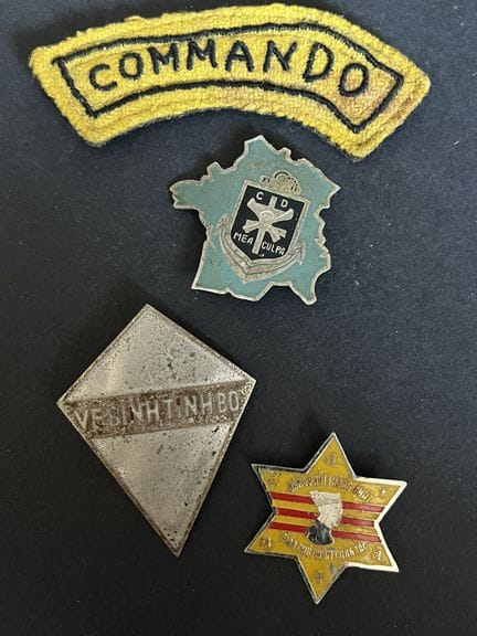 4件套：COMMANDO布制徽章，黄色底色上绣有黑色图案，配有3个按扣；纪律连“Mea Culpa”