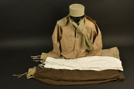 CSPL套装。包含一件棉布甘杜拉长袍，尺码2，标注日期为1948年4月，品相如新。一条浅卡其色布料制
