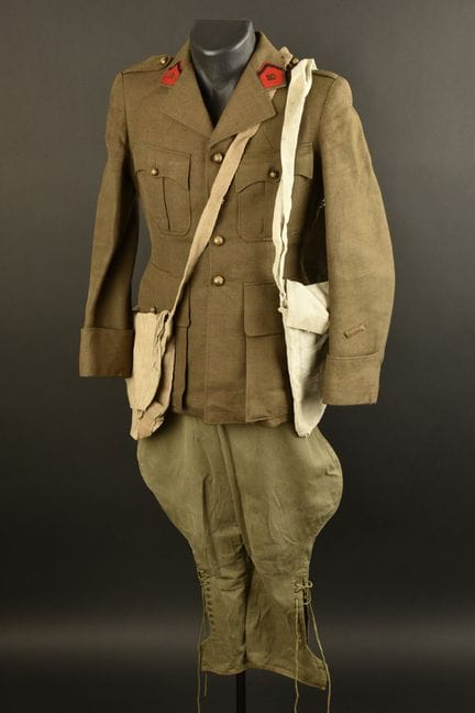 Uniforme de artillería del 30.º RAC. Consta de una
