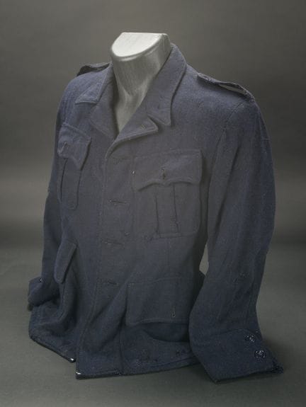 1941年式民兵上衣。1941年式上衣，采用午夜蓝布料制成，配有两个胸袋和两个侧袋。袖口处以两颗纽扣