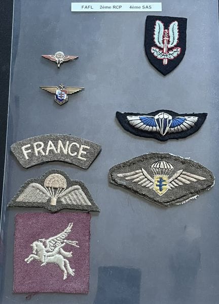 Conjunto conmemorativo de los paracaidistas de las