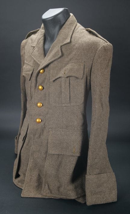 1941年式军装上衣。这款1941年式普通士兵款军装上衣采用浅卡其色停战布料制成，曾广泛配发给停战军