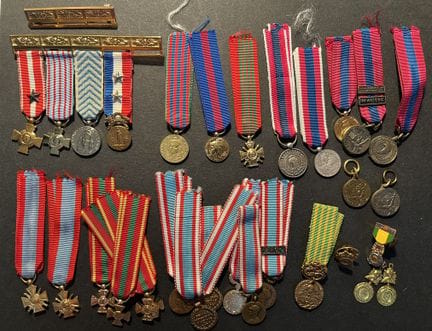 FRANCIA EN MINIATURA   28 piezas: medallas y cruce