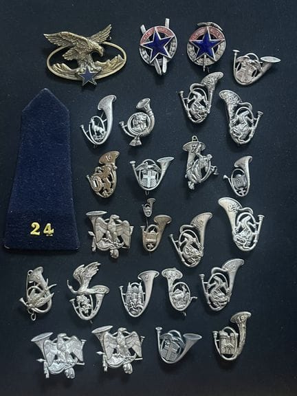 法国猎兵战后套装，共27件。2   6   7   8   13  15   16   19  20