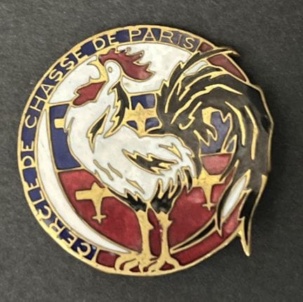 巴黎狩猎协会徽章，1939年前制作的实底珐琅徽章，带有AB标识、地址铭文及部分弯曲的别针印记。英文摘