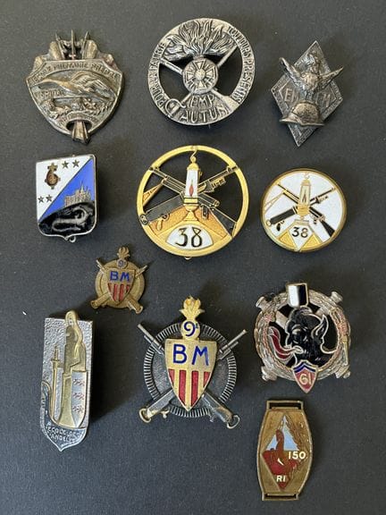 Lote de 11 piezas: Insignia del 38.º Regimiento de