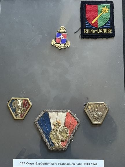 Francia CEF Italia, lote de 5 piezas. Insignia del