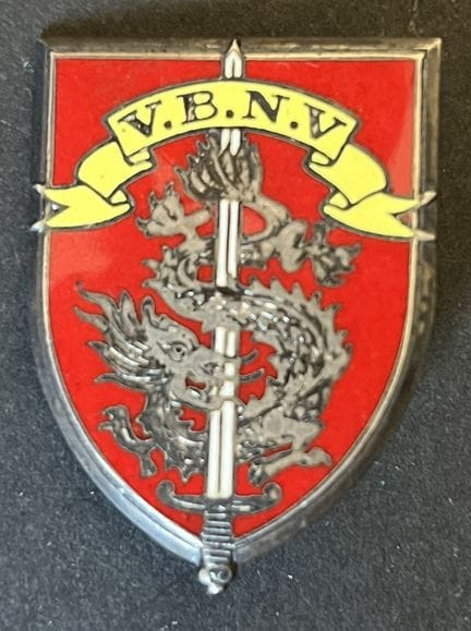 法国印度支那银质徽章，刻有“国民卫队 VN 南龙骑兵 OM”印记，配有珠宝商吊坠扣。英文摘要：目录条