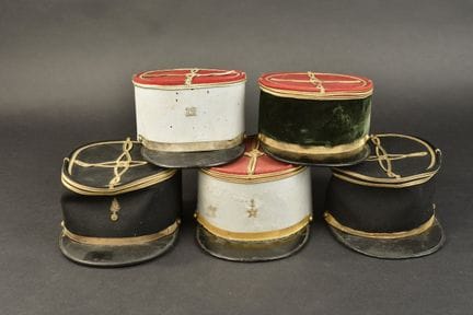 Conjunto de kepis. Incluye un kepi de teniente del