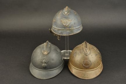 Ensemble de casques Adrian modele 1915. Comprend u