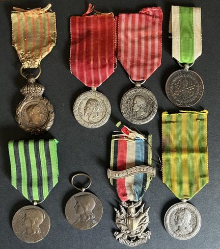 FRANCIA: lote de 8 piezas. Medalla del asedio de R