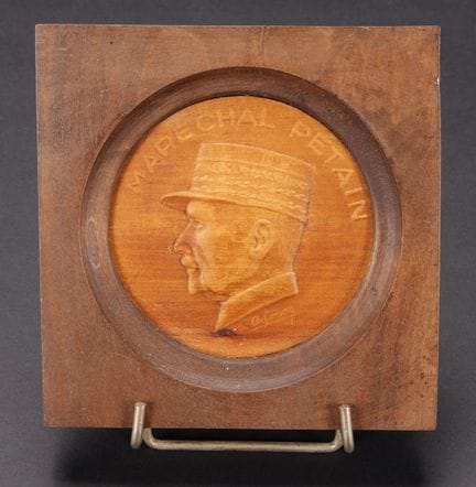 Pequeño marco de madera con la efigie del mariscal