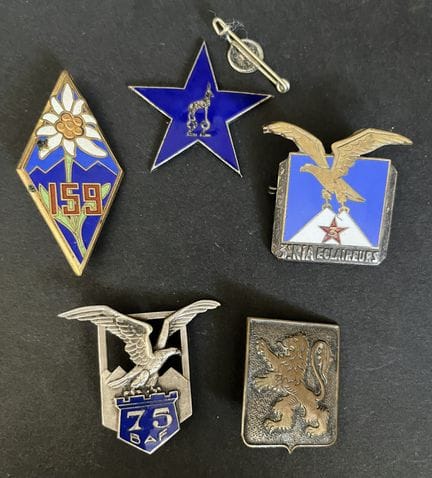 Lote de 5 piezas: insignia de exploradores del 3.º