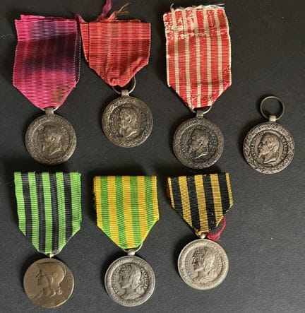 FRANCIA Lote de 7 piezas: 4 medallas de Italia fir