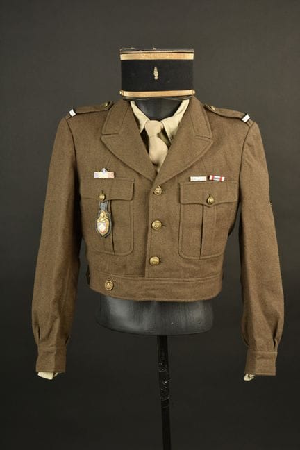 阿尔及利亚战争时期的宪兵制服。机动宪兵队的作战服，军衔为上士，配有第12行军军团的徽章以及驻阿尔及利