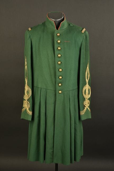 Rare tunique de petite tenue d’Afrique portee par 