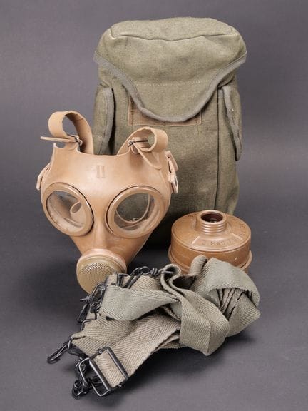 法国防毒面具。型号ANP M51/53。配件齐全。需注意部件存在一定磨损和自然氧化痕迹。状况II+。