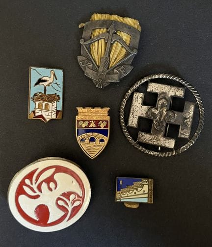 Francia: lote de 7 insignias. Pluma de jefe de los
