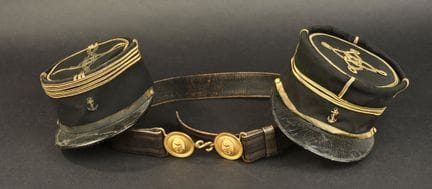 Ensemble de kepis. Un kepi de commandant d infante