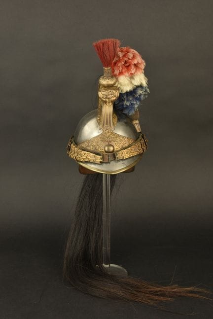 Bombe en acier. Visiere et couvre nuque bordes d’u
