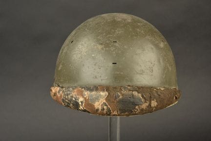 1935型阿德里安头盔 40号。1935型头盔（1940年改装版），原厂卡其色涂装，1935型头带严