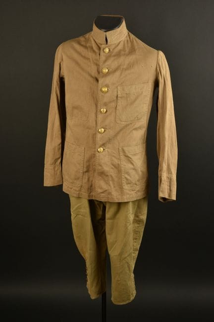 Ensemble colonial. Comprenant une vareuse en toile