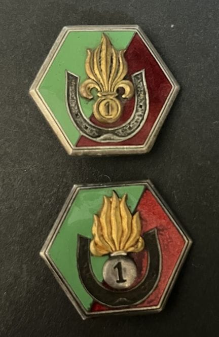 一套两件：第一撒哈拉骑兵连徽章，其中一件为“Drago Ber”旧式手榴弹款式，另一件为手榴弹火焰向
