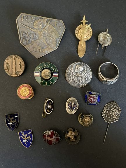 Francia, lote de 17 piezas. Insignia esmaltada de 