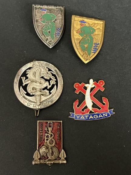 5件套：AB巴黎“雅塔甘”突击队徽章（缺固定件，背面底部有打磨痕迹）；DBFM巴黎“雅贝尔·德拉戈”