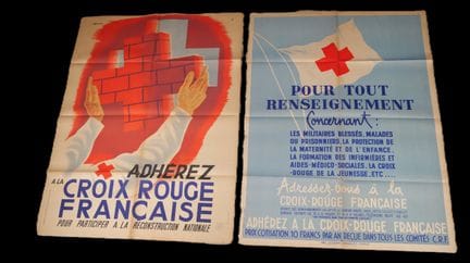 Dos carteles de la Cruz Roja. Un cartel de gran fo