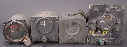 Strumenti di volo vari. Comprendono un indicatore 