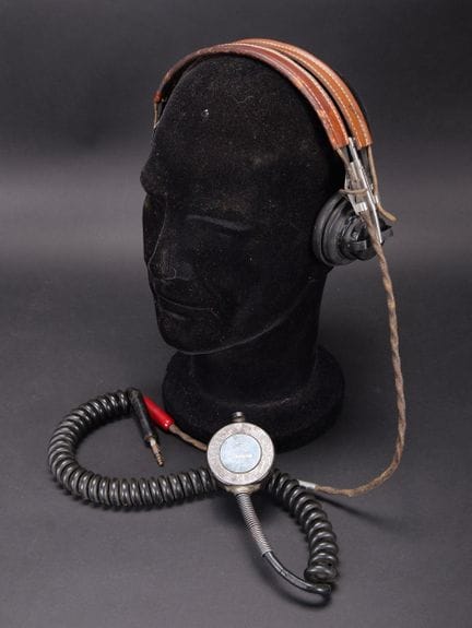 U.S. radio accessories. Includes an HB7 radio head