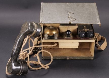 Apparecchio telefonico MK V. Custodia in metallo. 
