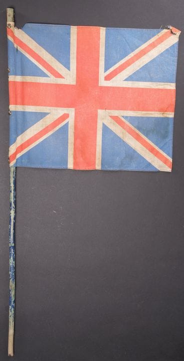 Britische Flagge. Blau lackierter Holzstab. Farbbe