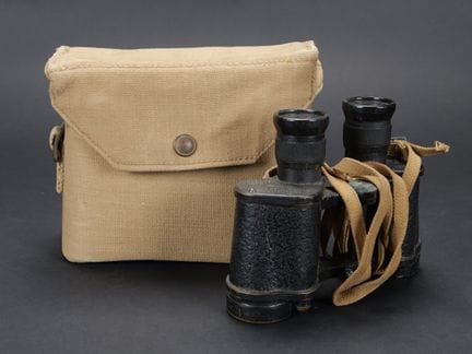 Binocolo britannico. Custodia in tela resistente, 