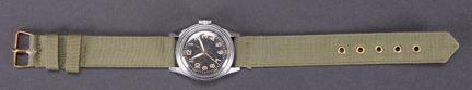 Orologio A11. Quadrante in metallo color argento. 