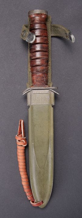 Coltello USM3. Pomello raffigurante una granata in