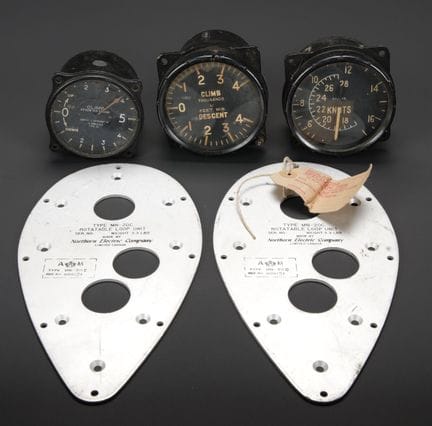 Strumenti di volo britannici. Comprendono due pias