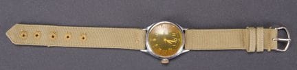 Orologio A11. Quadrante in metallo color argento. 