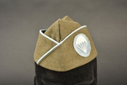 U.S. paratrooper cap. Made of khaki wool with sky-
