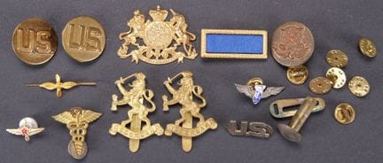 Piccoli distintivi americani e britannici. Compren
