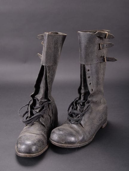 Stiefel eines Dispatch Riders. Einheitliches Paar.
