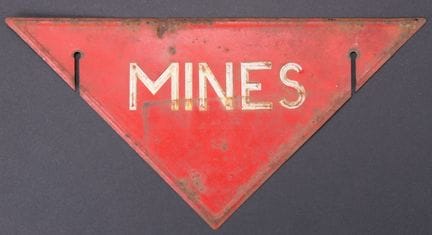 Pequeña señal de mina. Modelo triangular de metal.