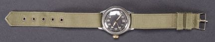 Orologio A11. Quadrante in metallo color argento. 