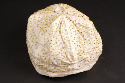 Cappellino “mille punti”. Cappellino in tessuto da