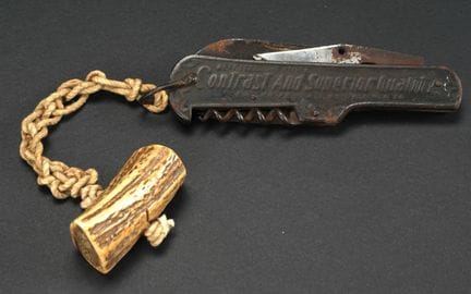 Coltellino con decorazioni aeronautiche. In metall