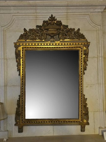 MIROIR A FRONTON en bois stuqué, laqué et doré à r