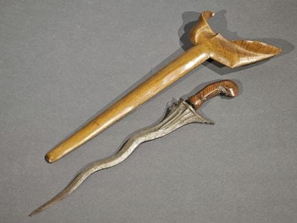 INDONESIE. KRISS, le manhe en bois sculpté orné de